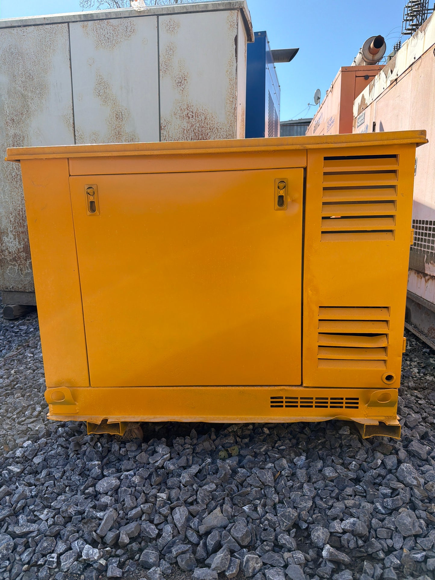 Aksa 12 kVA Kabinli Jeneratör – Perkins Motor – İkinci El
